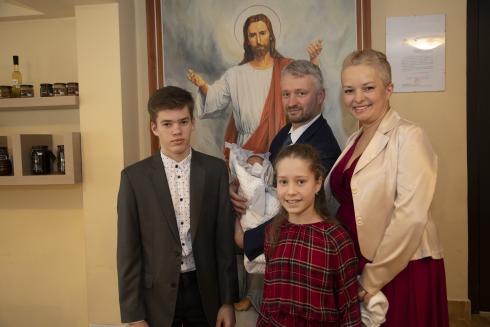 Marysia i Daniel Prajsnarowie z dziećmi: Danielem jr., Małgosią i malutkim Teosiem