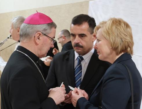 Ada i Darek z biskupem rzeszowskim Janem Wątrobą podczas diecezjalnego opłatka DK, 30 grudnia 2018. Fot. Renata Kwiatkowska